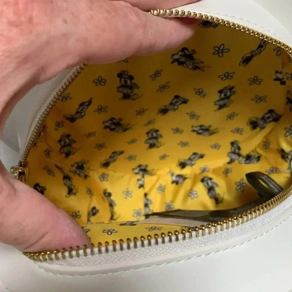 LOUNGEFLY Disney Minnie Mouse Daisy 🌼 Crossbody Purse,bag. NWT. - Picture 3 of 4